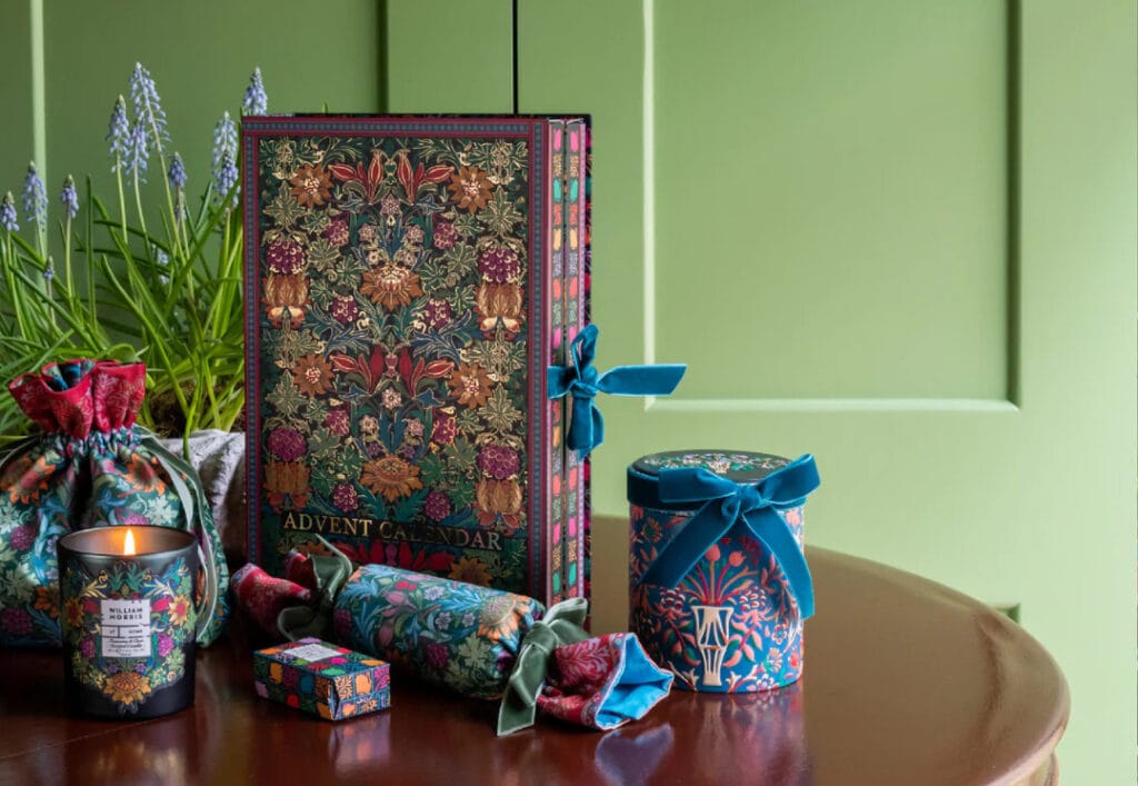 La caja del Calendario de adviento William Morris 2025 junto a otros productos de su colección navideña