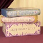 La presentación en forma de diario del Calendario de adviento YesStyle 2025 "Starlight Diaries"