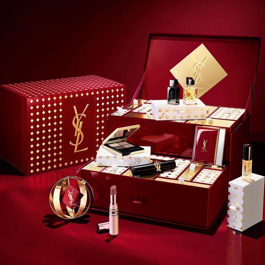 La caja y los productos del Calendario de adviento Yves Saint Laurent 2026