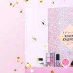 La caja y productos del Calendario de Adviento Revolution 2024