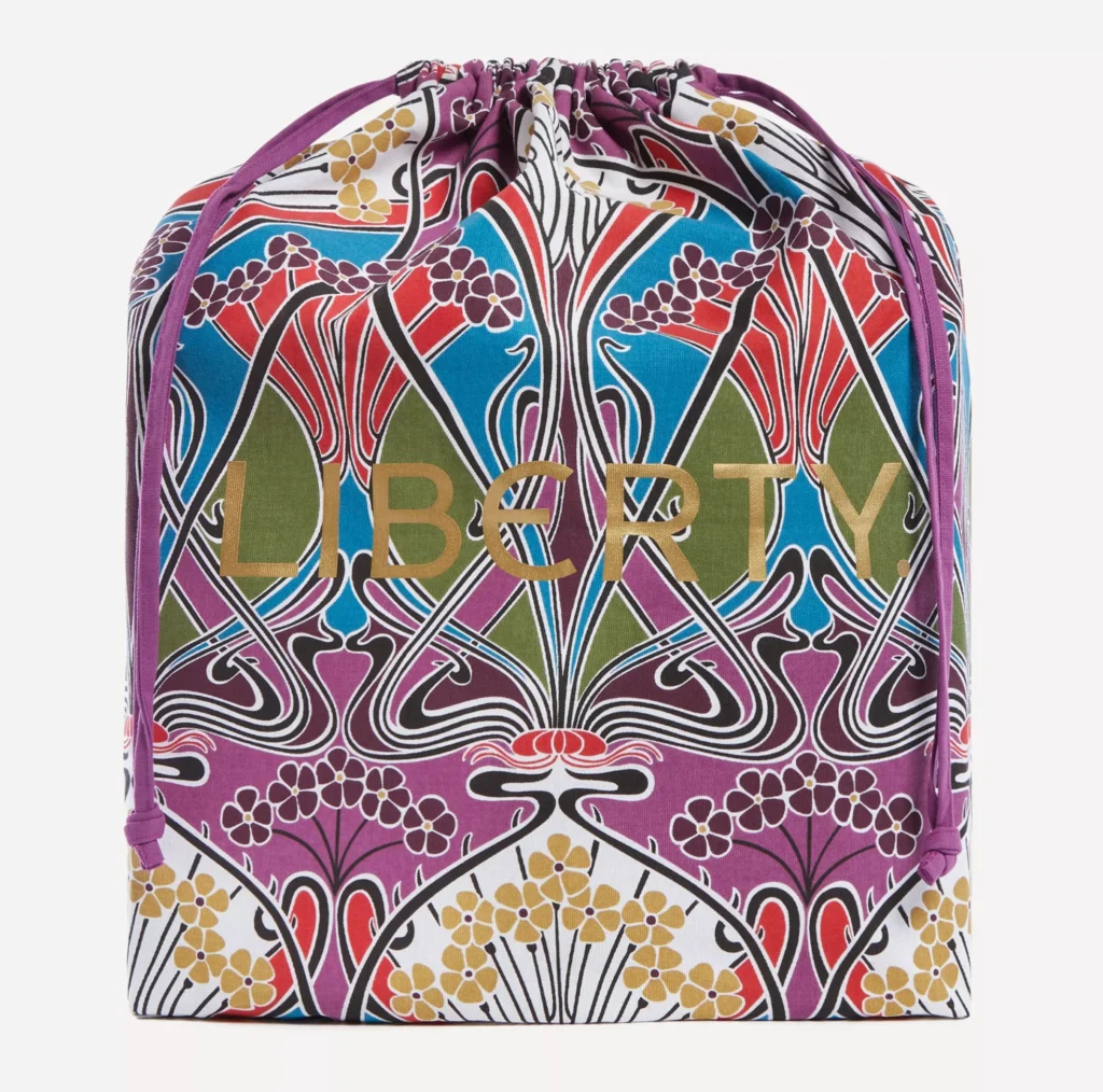 La bolsa incluida en el Calendario de Adviento Liberty Beauty 2025