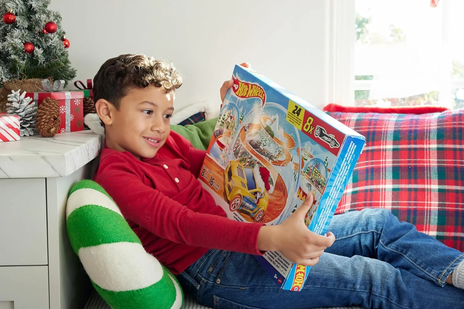 Un niño sujeta la caja del calendario de Adviento Hot Wheels 2024