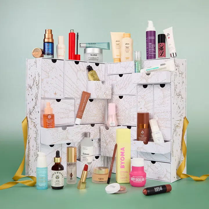 La caja y los productos del Calendario de adviento Cult Beauty 2026 Signature Edition