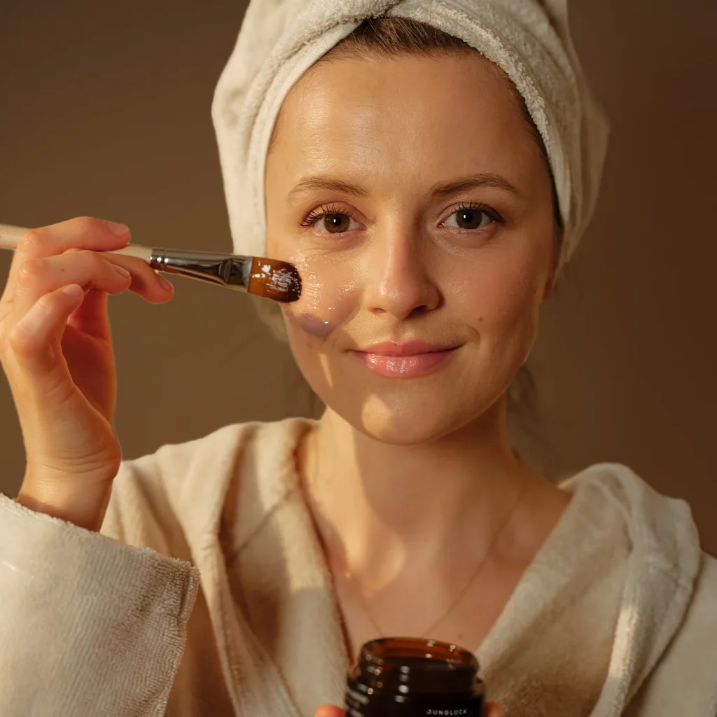 Una mujer usa productos del Calendario de adviento Junglück 2025 Premium
