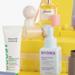 Detalle de la caja abierta del Calendario de Adviento Selfridges 2024 con algunos de los productos