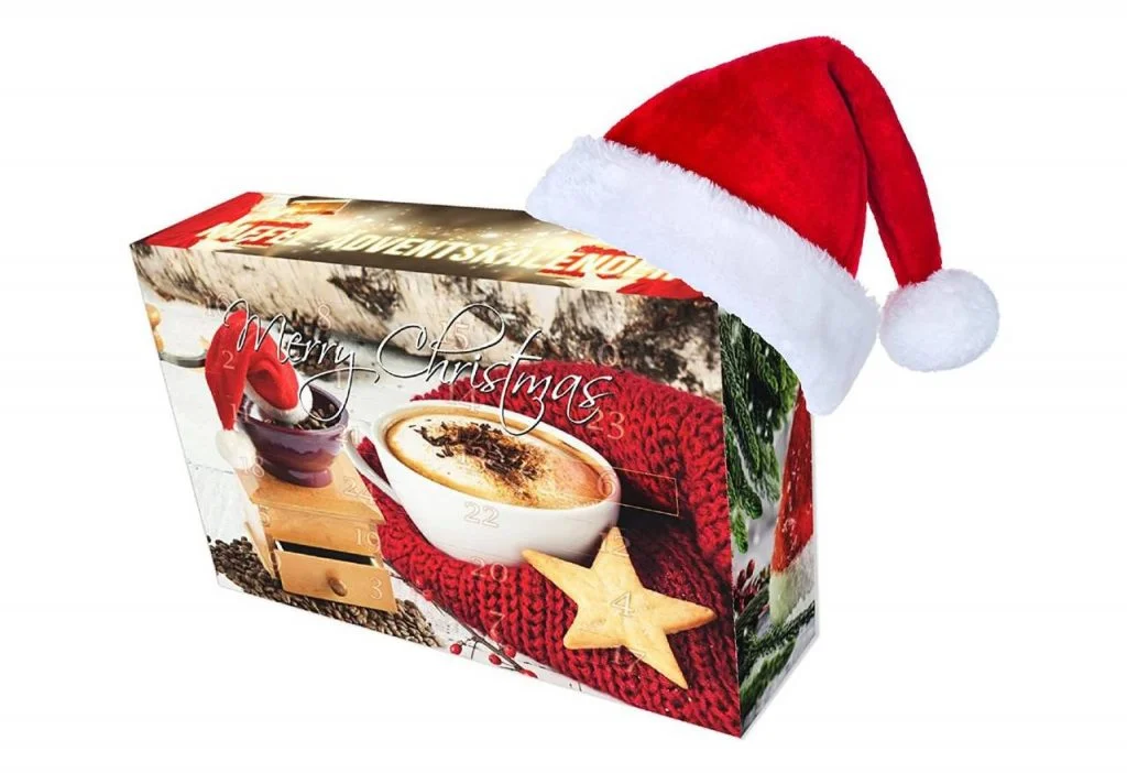 Calendarios de adviento de café 1 La caja de un calendario de Adviento de café, con un sombrero de Papá Noel encima