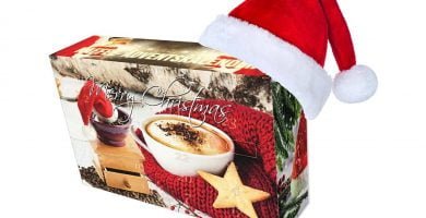 La caja de un calendario de Adviento de café, con un sombrero de Papá Noel encima