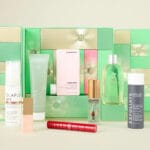 Detalle de la caja y algunos productos del Calendario de Adviento De Bijenkorf 2024