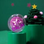 Un bálsamo labial del calendario de adviento essence 2025 Little XMas