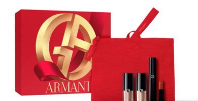 La caja y los artículos del estuche de regalo de maquillaje de Armani Beauty