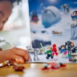 Una niña juega con las figuras del Calendario de Adviento Lego Star Wars 2024