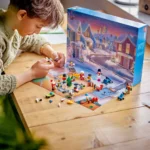Un niño jugando con el Calendario de Adviento Lego City 2024