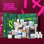 La caja abierta y los productos del Calendario de adviento Kiehl's 2025