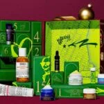 La caja y algunos productos del Calendario de adviento Kiehl's 2025