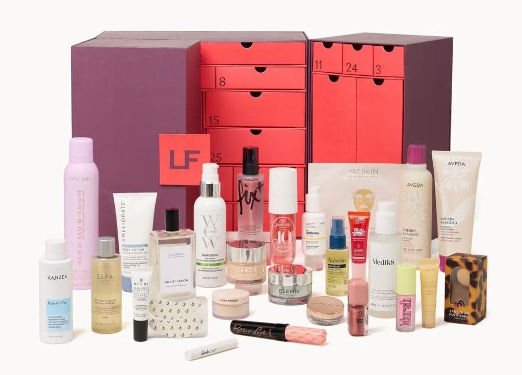 La caja y los productos del Calendario de adviento Lookfantastic 2026