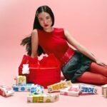 Una modelo posa con el Calendario de Adviento MiiN Cosmetics 2026