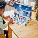 Una niña juega con las figuras del Calendario de Adviento Lego Star Wars 2024