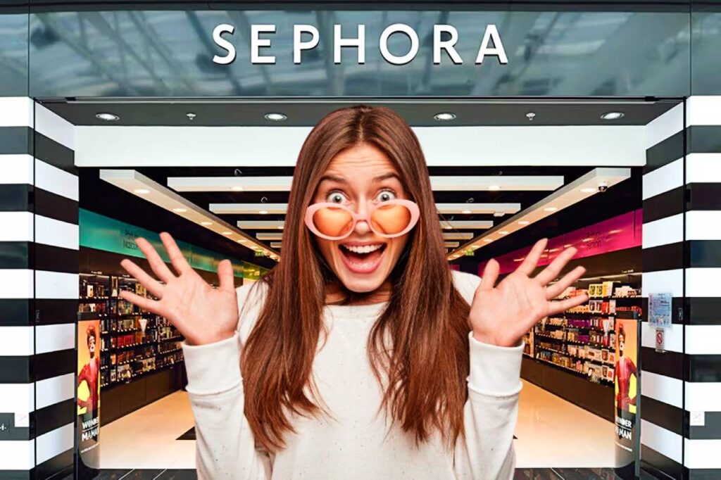 Una chica emocionada ante la puerta de una tienda de Sephora
