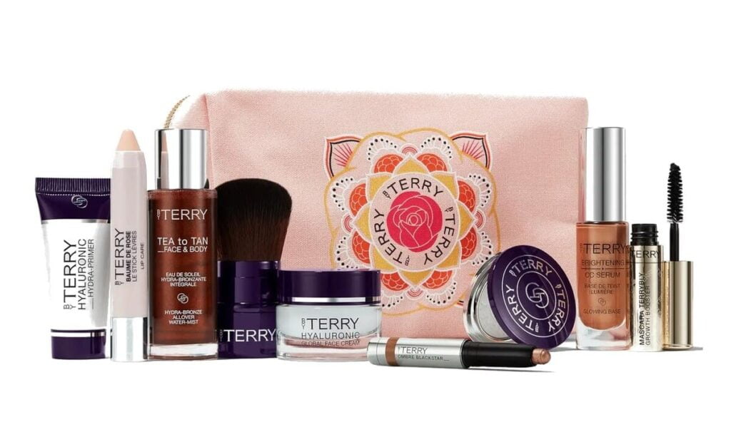 La caja del set de By Terry para San Valentín 2024 con los productos de maquillaje que contiene.