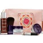La caja del set de By Terry para San Valentín 2024 con los productos de maquillaje que contiene.